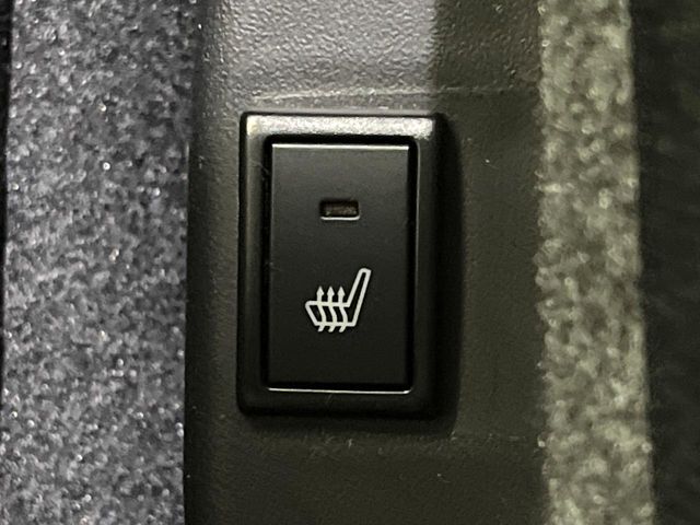 【シートヒーター】寒い日に重宝するシートヒーター！エアコンより早く温まってくれるので寒がりの人も安心ですね♪エアコンの温風は乾燥するから苦手、という方にもをおすすめです。