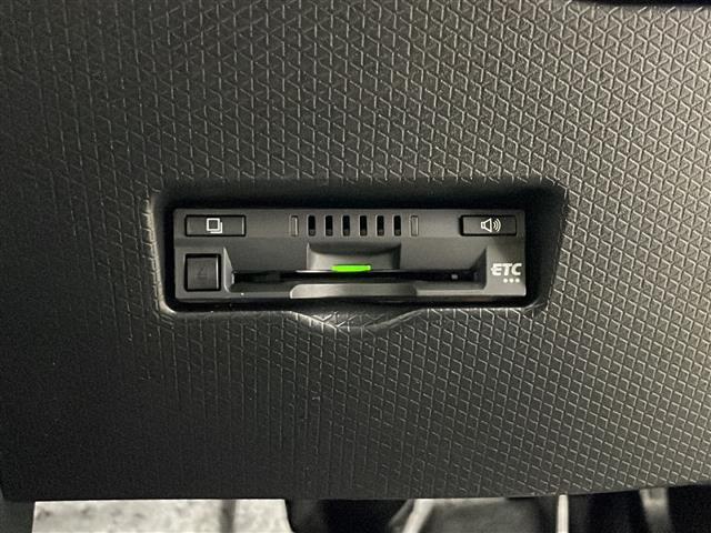【ETC】有料道路を利用する際に料金所で停止することなく通過できる、ETC車載器（ノンストップ自動料金収受システム機器）が装備されています。セットアップを行うことで利用可能になります。