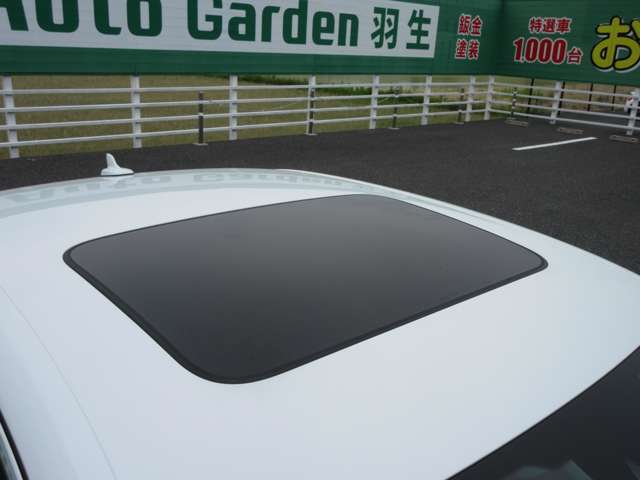 オプションのガラスサンルーフ装備してます！！