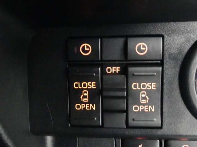 両側パワースライドドア付きだから、狭い駐車スペースなどでの 乗り降りラクラク！小さなお子さまのいるご家庭には嬉しい装備。