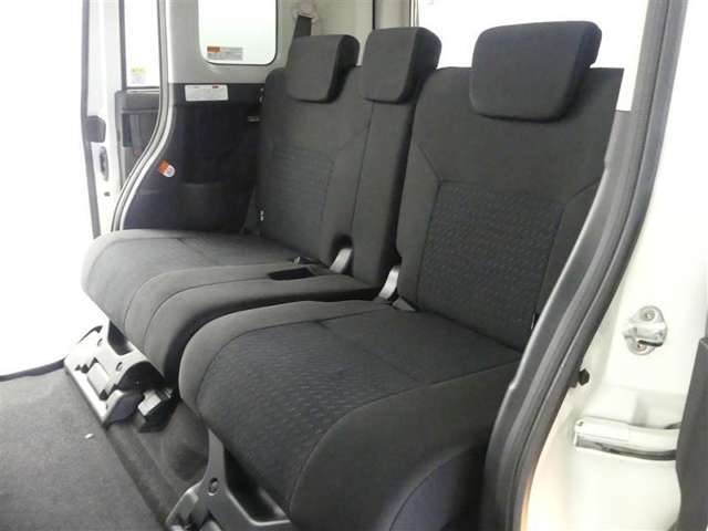 ゆとりある広々とした車内空間は、ドライブを始め買い物やレジャーなど、幅広く活躍します。一人でもみんなとでもお出かけを楽しみましょう！