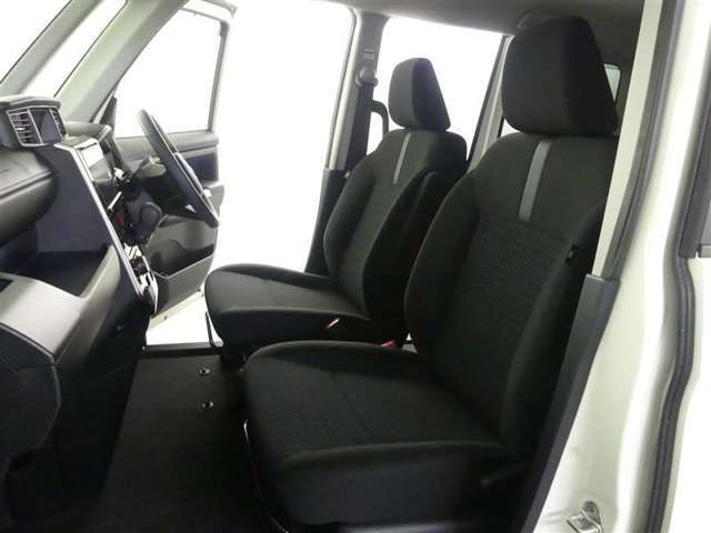 高いホールド性で運転姿勢が安定します。長距離ドライブでも疲れにくいのが魅力です。快適なドライビングライフをお送りください♪