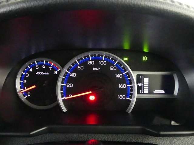 とっても見やすいメーターです。夜間時はラグジュアリーな気分にさせてくれる照明が魅力ですので、夜のドライブも楽しみになりますよ♪