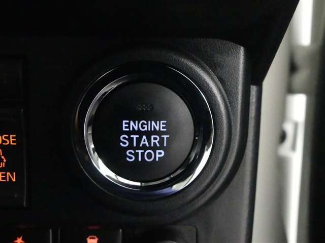 スマートキーを携帯していればキーを取り出さずにドアを施錠＆解錠。クルマの始動も可能です。