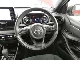 【運転席まわり】・・・ハンドルやシートなども隅々までクリーニング済み。キレイな車内でドライブがより一層快適にお楽しみいただけると思います。
