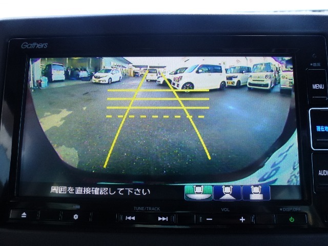 バック駐車が苦手な方や、初めてのお車で不安な方でも後方をナビ画面に映してくれるので、ラクラク停められます。