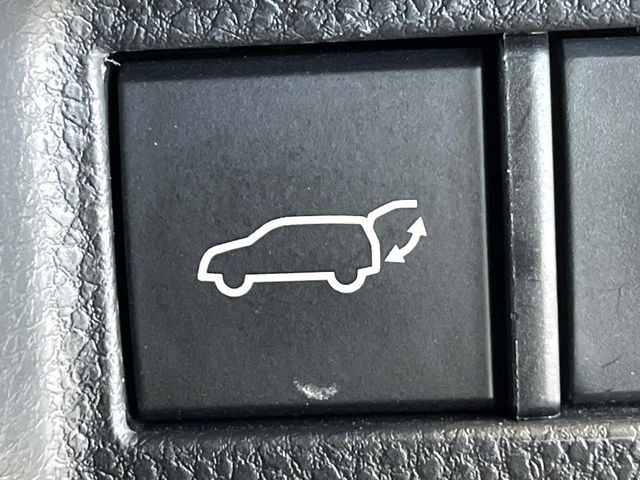 【パワーバックドア】スマートキーや運転席のボタンを押すだけでリアゲートが自動で開閉します！荷物を持っている時や、高い位置にあるバックドアを閉める際に便利な機能です♪