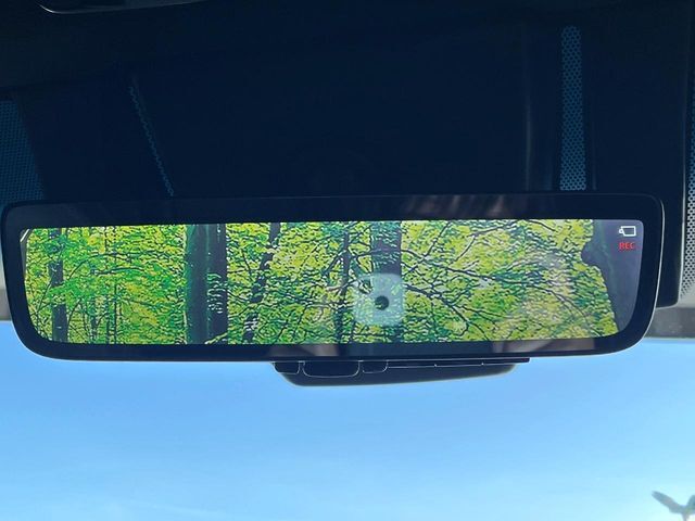 【デジタルインナーミラー】後席の大きな荷物や同乗者で後方が確認しづらい時でも安心！カメラが撮影した車両後方の映像をルームミラー内に表示。クリアな視界で状況の確認が可能です！
