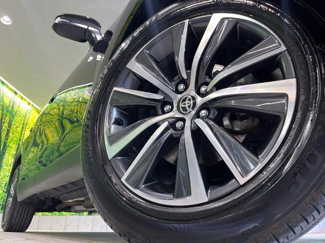 【純正18インチアルミホイール】外観にマッチした純正アルミホイールを装着しております。各種社外アルミホイールや、スタッドレスタイヤも取扱いしております。是非ご相談ください♪