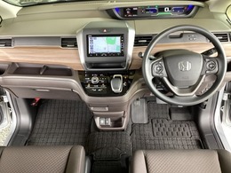 車内は光触媒抗菌消臭施工済です。インパネ周りはスタイリッシュなデザインです。グローブボックスやカップホルダーのほかにトレーなどたくさんの収納スペースが付いています。