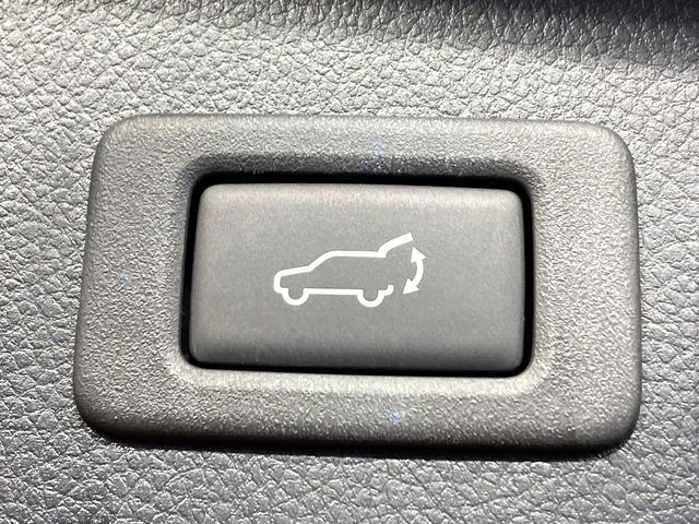 【パワーバックドア】スマートキーや運転席のボタンを押すだけでリアゲートが自動で開閉します！荷物を持っている時や、高い位置にあるバックドアを閉める際に便利な機能です♪