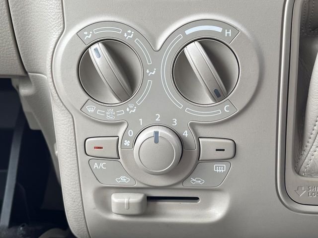 寒い冬も暑い夏も全席に快適な空調を届けてくれる、ダイヤル式エアコンを装備♪