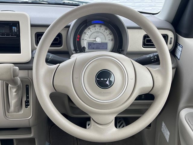 インテリアに合わせたデザインのステアリングは、運転される方のことも考え、運転しやすい形状、大きさです。是非一度、実際に触ってお確かめください。