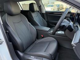 上質な座り心地のレザーシート。運転席、助手席ともに「リラクゼーション機能」が装備され、ロングドライブのストレスを和らげます。