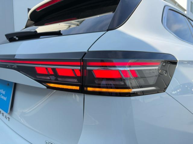 ダイナミックターンインジケーター付きLEDテールランプ。ウィンカーの光が流れるように点滅、後続車からの視認性が高まり、万一の追突の危険性を軽減します。