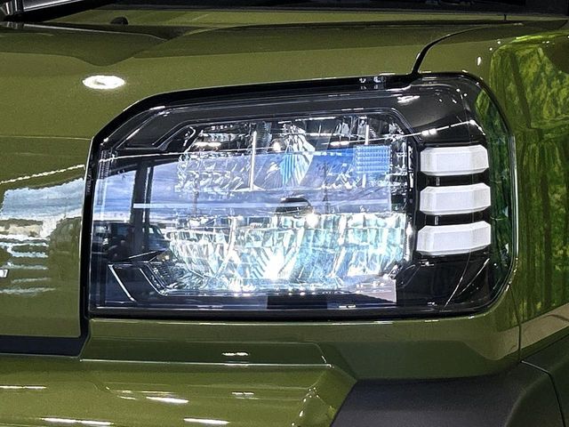 【LEDヘッドライト】悪天候や夜間走行時も良好な視界を確保し安心して運転できる高輝度LEDヘッドライトを装備！点灯速度が早く、消費電力も抑えられています。
