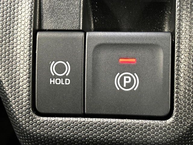 【電動パーキングブレーキ】パーキングブレーキは便利な電動式！ボタン一つで操作でき、アクセルを踏めば自動で解除されます♪レバーやペダルが無いので運転席廻りもすっきりしますね♪
