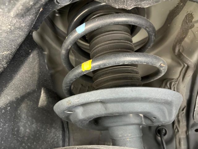 お車を安心してお乗りいただく為には、足回りの定期点検が欠かせません。サービスサポート（有償保証）では無料点検もご提供しており、安心のカーライフをお過ごしいただけるサポート体制が整っています。