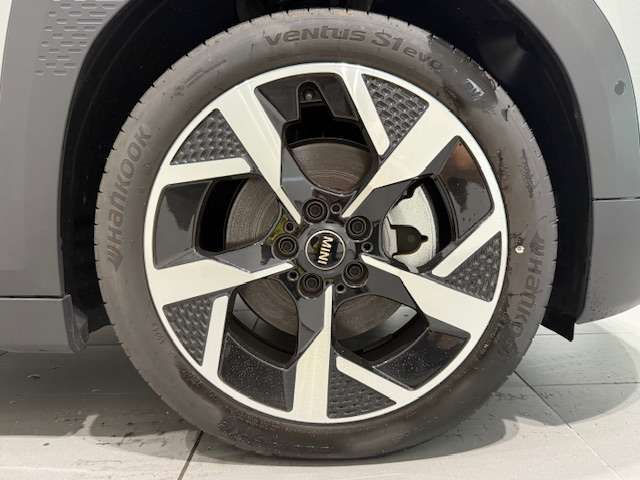 MINIのアロイ・ホイールは、MINIらしさの象徴である、ゴーカート・フィーリングを向上させるために技術の粋を集めて開発されています。