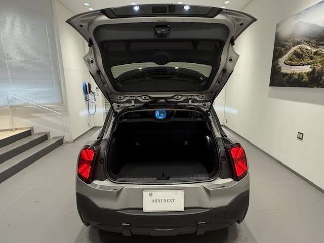 ラゲッジルームは全面ファブリック加工でございます。大切なお荷物に傷が付きづらいですよ