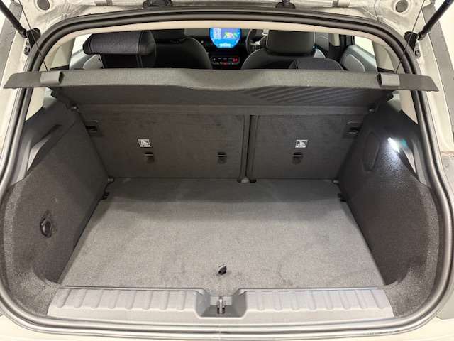 ラゲッジルームは全面ファブリック加工でございます。大切なお荷物に傷が付きづらいですよ