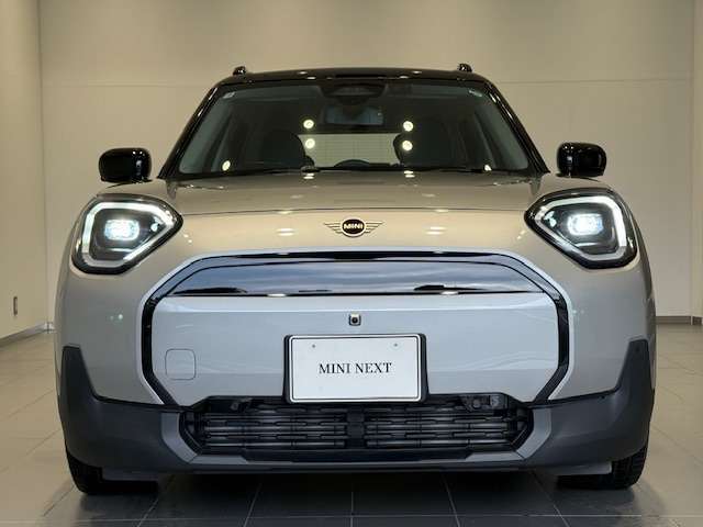 MINIのフロントグリルのデザインはイギリスで生まれた当初から、シルバーのサイドバーが折り重なった伝統的なデザインで御座います。その伝統はBMWのお車になってからでも少しずつ形を変えて守られております