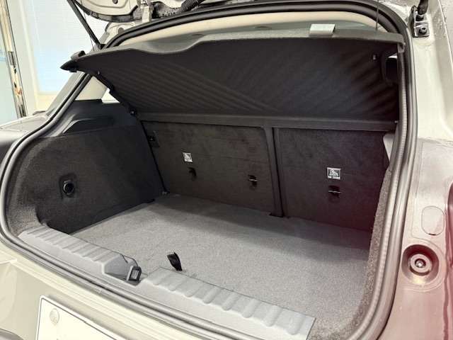 ラゲッジルームは全面ファブリック加工でございます。大切なお荷物に傷が付きづらいですよ