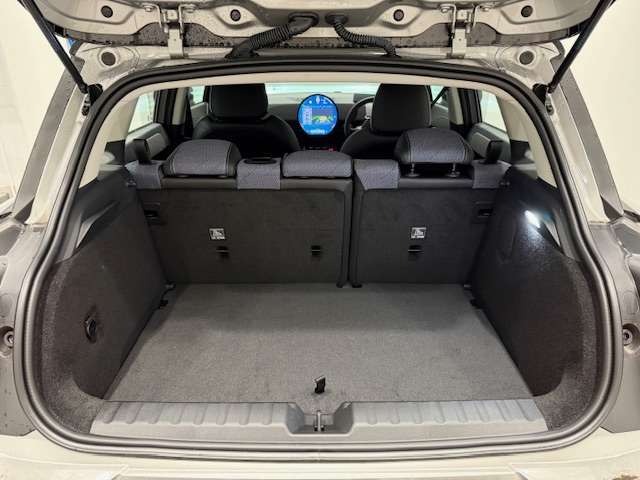 ラゲッジルームは全面ファブリック加工でございます。大切なお荷物に傷が付きづらいですよ