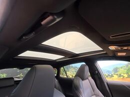 【調光パノラマルーフ】車内の解放感が一気に上がる大型パノラマルーフに調光機能がプラス！日差しが強い時、シェードを閉めなくてもガラスの透明度を調整することで心地よい明るさに♪