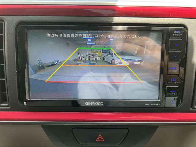 バックカメラ搭載！駐車が苦手な方も安心なカラーガイドラインもついてますよ