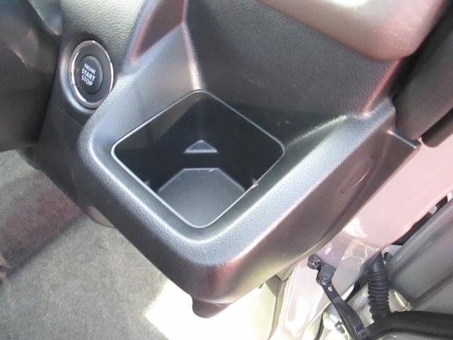 運転席のドリンクホルダーです☆紙パックも入ります☆掃除もしやすい形です☆