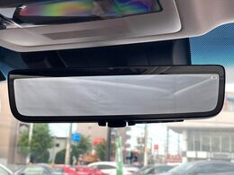【デジタルインナーミラー】後席の大きな荷物や同乗者で後方が確認しづらい時でも安心！カメラが撮影した車両後方の映像をルームミラー内に表示。クリアな視界で状況の確認が可能です！