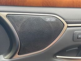 【マクレビサウンドシステム】メーカーオプションの高品位サウンドシステムを搭載。専用のチューニングが施された大小様々なスピーカーから良質なサウンドが奏でられ、臨場感あふれる音響空間を演出します。