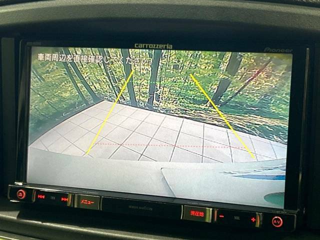 【バックカメラ】駐車時に後方がリアルタイム映像で確認できます。大型商業施設や立体駐車場での駐車時や、夜間のバック時に大活躍！運転スキルに関わらず、今や必須となった装備のひとつです！