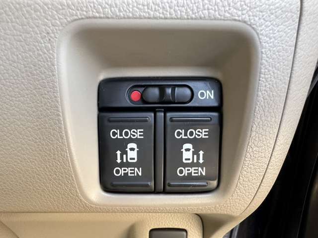 【パワースライドドア】　駐車場で隣の車が近い時、狭くて乗りにくい時ありますね、でもスライドドアなら開けた時に幅を取らず、とっても乗り降りが簡単です。大きな荷物の出し入れも後席から可能♪助かりますね☆