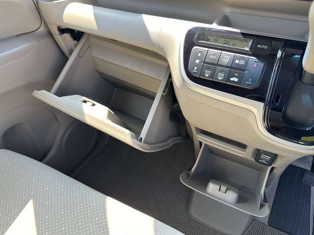 収納も沢山あり快適な車内空間を楽しめます。