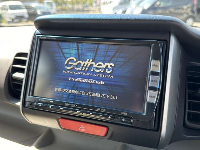 【純正ナビ】使いやすいナビで目的地までしっかり案内してくれます。CD/DVDの再生もでき、お車の運転がさらに楽しくなりますね！！