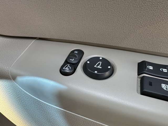 【電動格納ミラー】ボタン一つでミラーの開閉が可能。お好みの位置に微調整して安全運転出来ますね♪