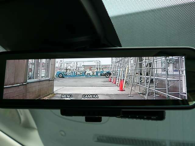 バックミラーは日産おススメのインテリジェントルームミラー搭載　車両後方のカメラ映像をミラー面に映し出されます　見やすい！