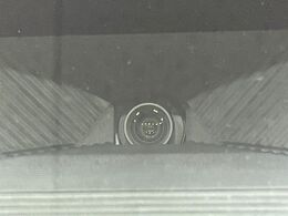 【ホンダセンシング】走行中に前方の車両等を認識し、衝突しそうな時は警報とブレーキで衝突回避と被害軽減をアシスト。より安全にドライブをお楽しみいただけます。