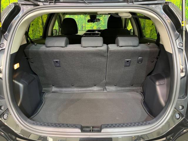 普段のお買い物や通勤、送迎等に十分な荷室スペースを確保しております。セカンドシートを倒すと、大きな荷物の積載も可能です♪