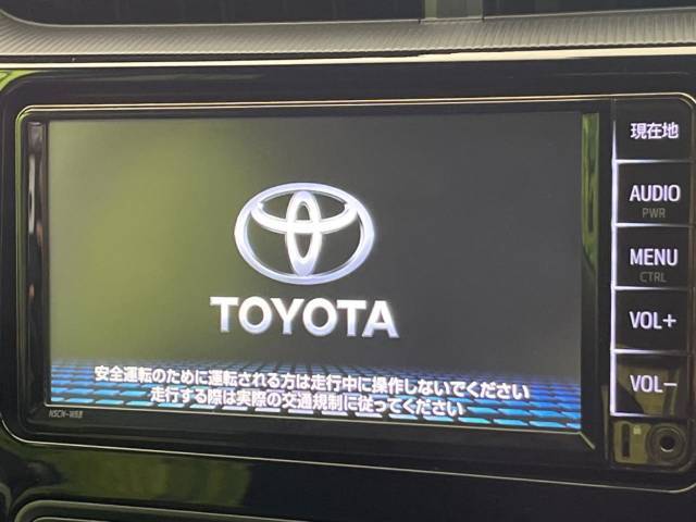 【純正ナビ】人気の純正ナビを装備しております。ナビの使いやすさはもちろん、オーディオ機能も充実！キャンプや旅行はもちろん、通勤や買い物など普段のドライブも楽しくなるはず♪