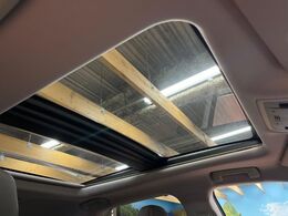 【パノラマルーフ】大型のガラスルーフ搭載で車内の解放感が一気にアップ！開放的なドライブをお楽しみいただけます。