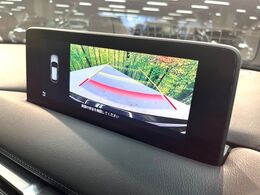 【バックカメラ】駐車時に後方がリアルタイム映像で確認できます。大型商業施設や立体駐車場での駐車時や、夜間のバック時に大活躍！運転スキルに関わらず、今や必須となった装備のひとつです！