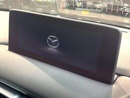 【8.8インチマツダコネクト】車内の雰囲気にマッチした大型のディスプレイ。スマホ接続でのナビ使用やBluetooth再生等、様々な機能が楽しめます。直感的なダイヤル操作が可能で、使い勝手も良好です。