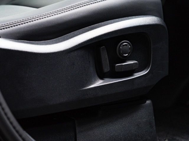 電動パワーシートですので運転中のシート調節も安全に行えます。微調整も可能ですのであなただけのドライビングポジションを実現します。