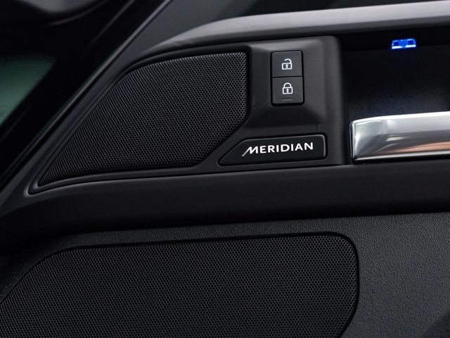 MERIDIANは英国のプレミアムオーディオブランドです。重低音から高音域までしっかりと再現でき、コンサートのような臨場感溢れる音響空間を実現します。どうぞ店頭にてご体感ください。