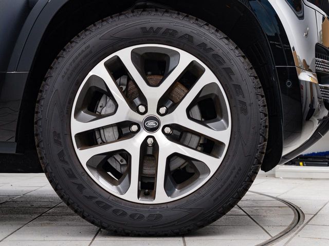 20インチ5スポークを装着！太めのスポークと立体的なデザインはディフェンダーの車体にマッチした必見の装備です。走行中も停車中もその存在感を感じ取れます。