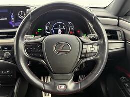 【ハンドル】軽い力で扱いやすいハンドルです。目立つ傷やスレなどなく綺麗な状態です！除菌プランいれていただくとさらに快適に！清潔なお車はお子様にも安心ですね！