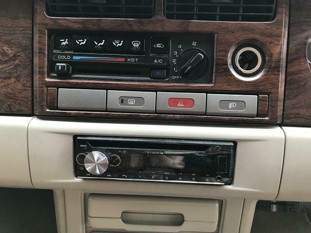 A/Cはマニュアル式です。社外CDチューナー付きです。車内でお気に入りの音楽やラジオを流しましょう。